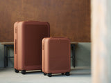 スーツケース「moln」のSmall+・Largeサイズのテラコッタ色がデザイナーズホテル「MEMU EARTH HOTEL」に置かれている画像