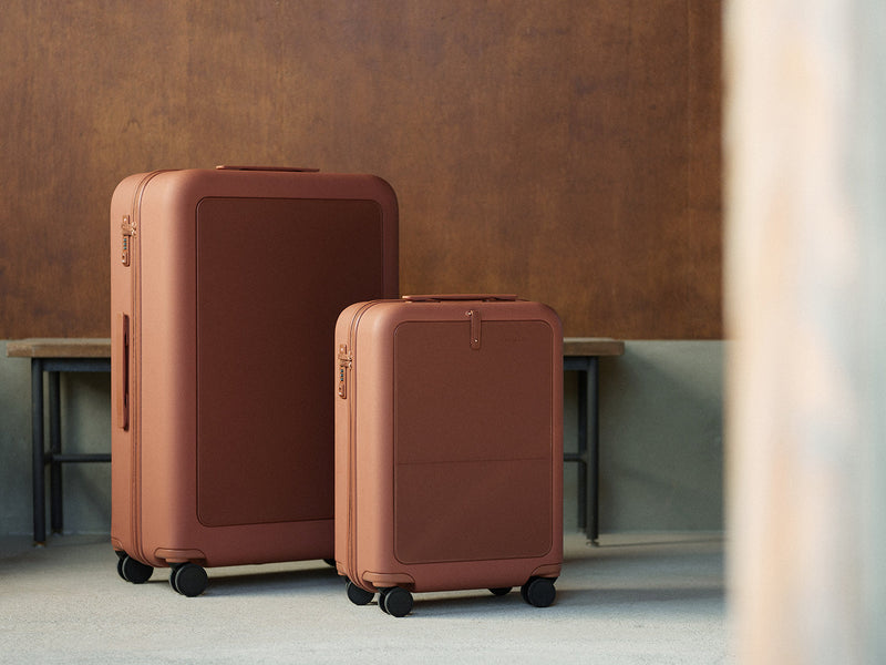 スーツケース「moln」のSmall+・Largeサイズのテラコッタ色がデザイナーズホテル「MEMU EARTH HOTEL」に置かれている画像